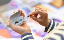 シグニア補聴器のSilk IXを手に取る写真
