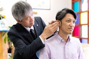 エイドセンター補聴器 平野店で補聴器を試している様子