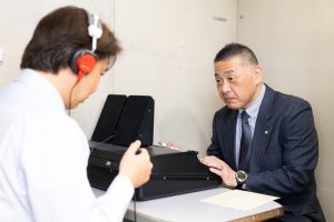 エイドセンター補聴器 南森町店にて聴力を確認しているところ