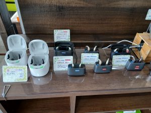 わかば補聴器センターの店内の様子、様々な補聴器