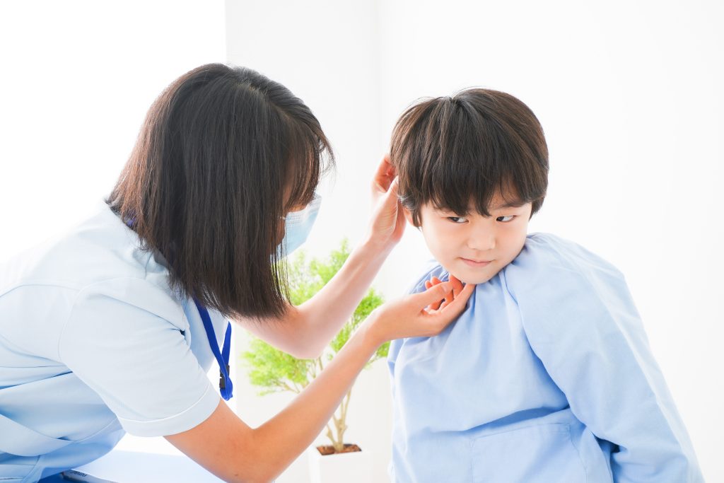 子どもが聴力検査を受けるイメージ