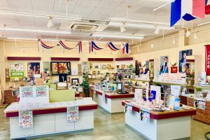 アイアイメガネ分水店の店内
