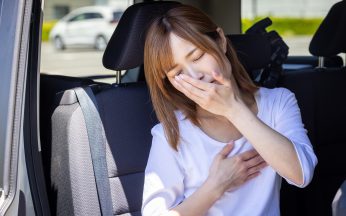 乗り物酔いした女性