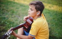 子供がイヤモールドをつけているイメージ