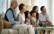 家族と一緒にテレビを楽しむシーン