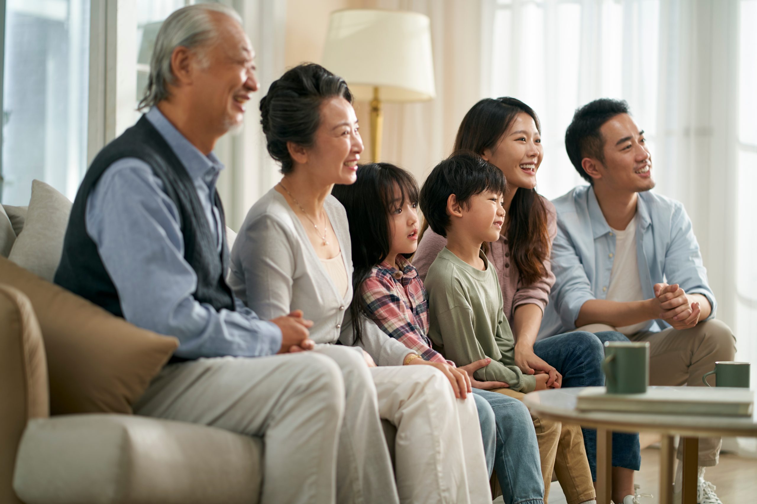 家族と一緒にテレビを楽しむシーン